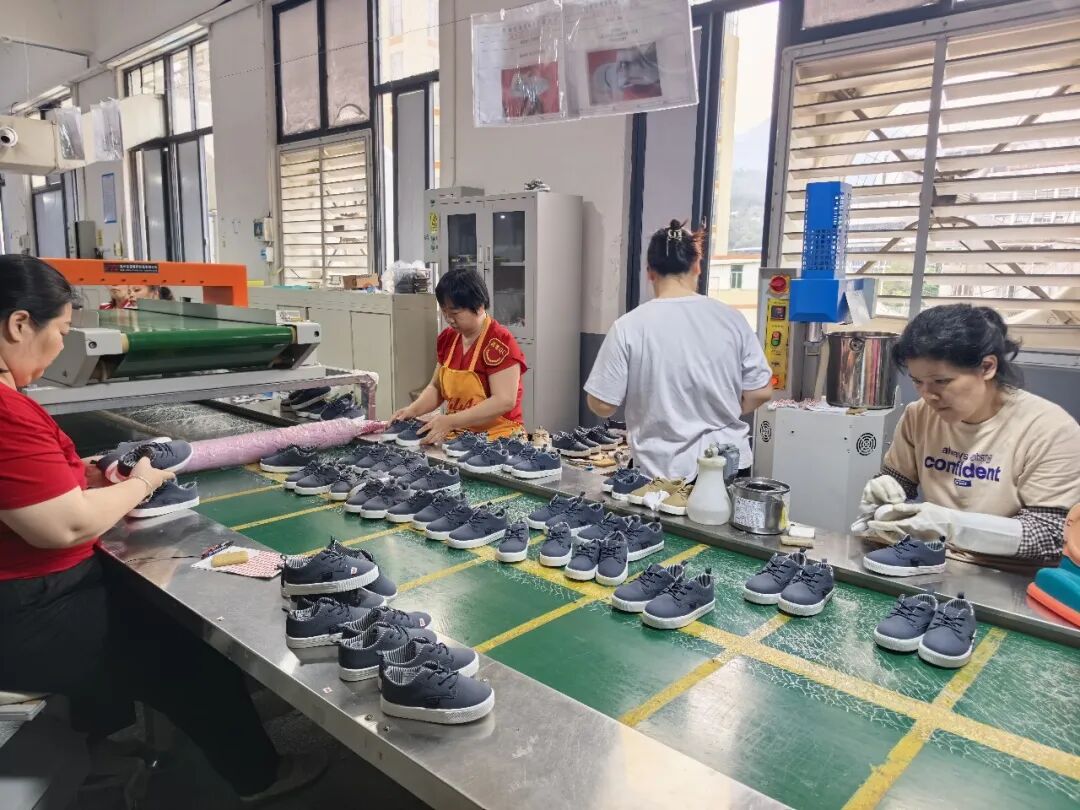 红果果公司内，工作人员正在对加工出来的鞋进行手工质检。《金融时报》记者 史佳桐 摄