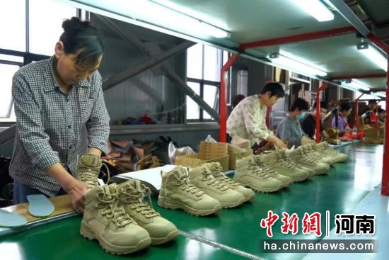 图为工人们在生产线上赶制订单。
