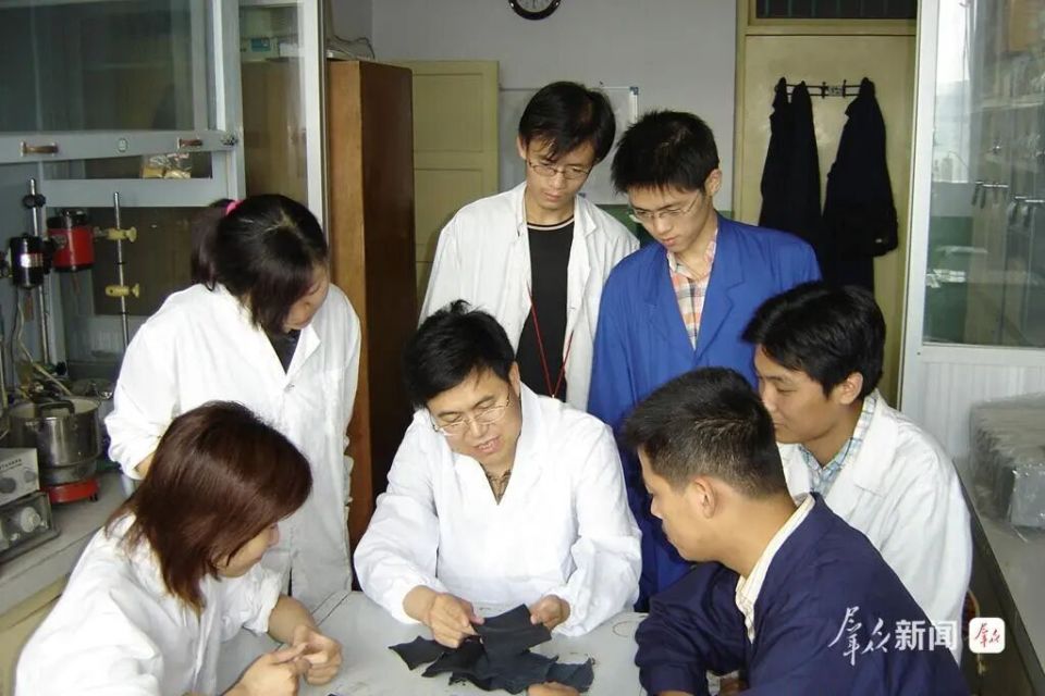 马建中和学生讨论皮革制品相关问题